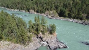 Прохождение порогов на моторной лодке на Катуни