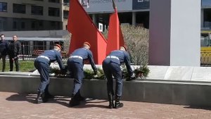 Митинг памяти у Мемориала работникам фабрики «Уралобувь» «Вечная слава героям 1941-1945 гг.».