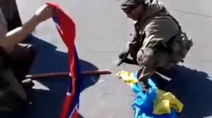 Установка флага Новороссии в Новоазовске. 06.09.2014.