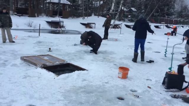 Ловля форели со льда в РК Фишка Липки. смотреть онлайн