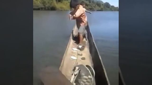 Пацан тянет большую рибу смотреть онлайн