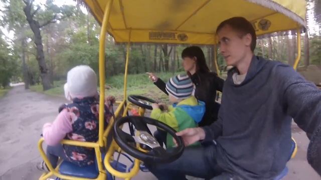 Дитинство - це кататися на велосипеді з батьками смотреть онлайн