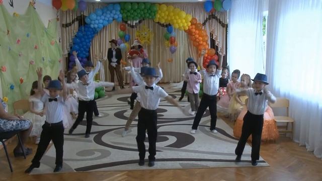 Проня Прокопівна та Голохвастов  "За двома зайцями" Випускне свято в дитячому садку.