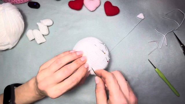 ПОДАРОК СВОИМИ РУКАМИ. ВЯЗАНЫЙ КОТИКС СЕРДЕЧКОМ. Вязание крючком. С любовью к вам смотреть онлайн