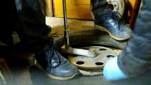 ручной шиномонтаж с помощью шиномонтажного приспособления шп-2 родом из СССР