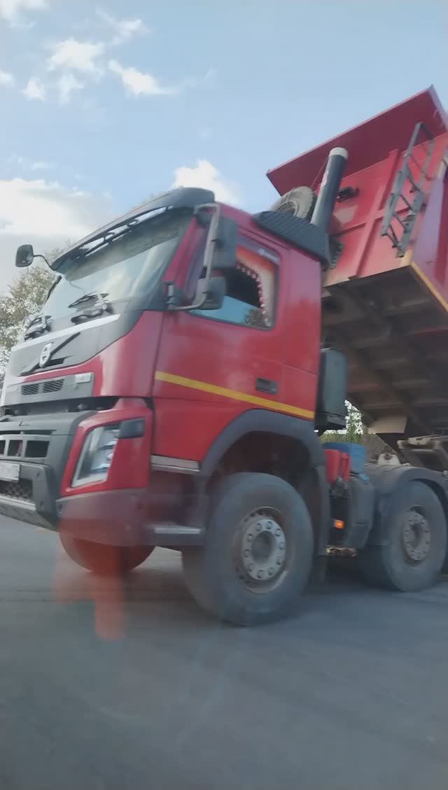 Трасса. Самосвал высыпает песок.