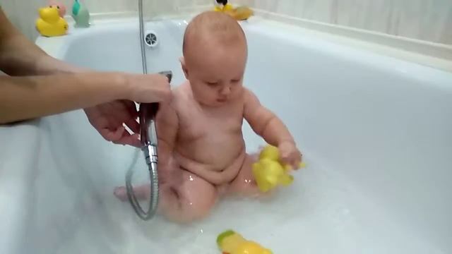 Богдан Ильич принимает ванну. Мама в кадре смотреть онлайн