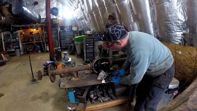 Blind Man disassembles a chrysler 8.25 differential смотреть онлайн