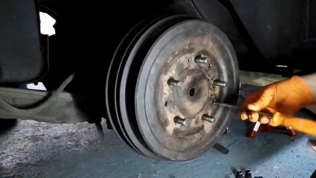 Rolls Royce Silver Cloud II - Dépose tambour de roue arrière droit.