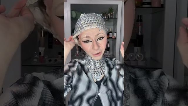 #makeup @Doja Cat 2023 Met Gala Makeup Removal藍 #rhinestonemakeup #takeoffmymak смотреть онлайн