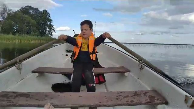 Любишь кататься, люби и саночки возить) #орыбалке #рыбак #рыбалка #юныйрыбак #мальчиксудочкой #дет смотреть онлайн