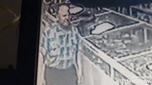 Пенсионер ворует в магазине.