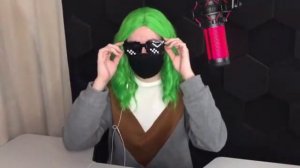 Ева снимает очки