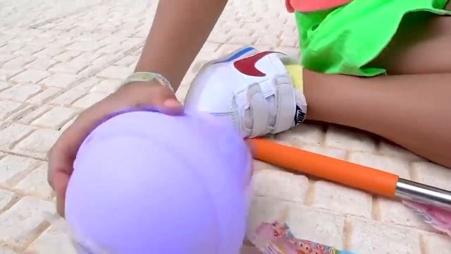 Катя ловит бабочек в парке и находит малышей смотреть онлайн