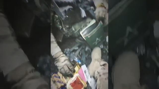 Ukrainian soldiers inspect Russian rations and find maggots