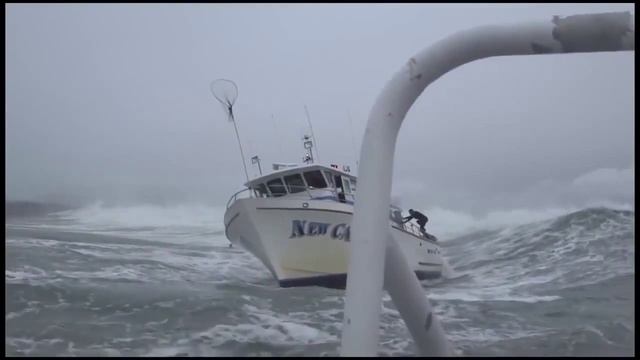 Great Wave at Maverick hits a fishing boat   Огромные волны и рыболовное судно