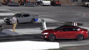 Tesla vs Hellcat and Scat Pack Dodge Challenger - drag racing