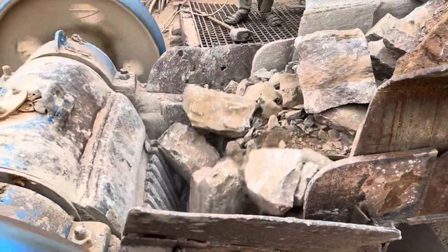 Строительство, дробление щебёнки