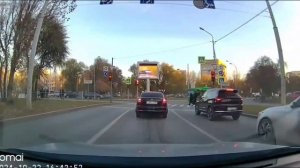 Водитель тюменской маршрутки проехал перекресток на запрещающий сигнал