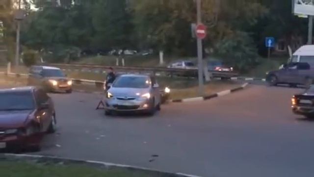 В Саратове 2 иномарки задерживают движение грузовиков смотреть онлайн