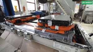 Неисправность гибридного Range Rover PHEV 2023 года. Заглушите двигатель и покиньте автомобиль.