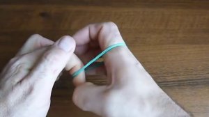 Секрет фокуса: резинка проходит сквозь палец