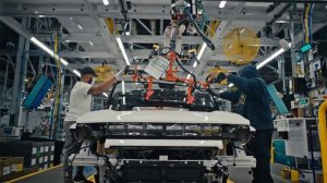 The first 2022 GMC HUMMER EV Pickups have been produced at Factory ZERO (how it is being made)