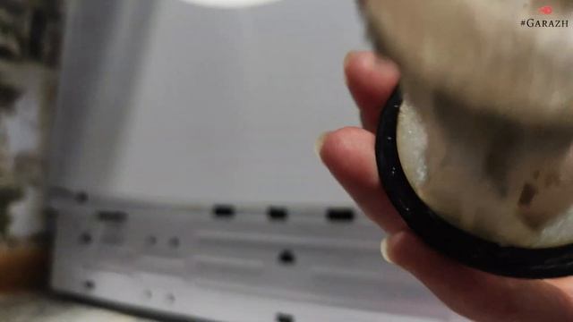 Женщина сама может почистить фильтр стиралки