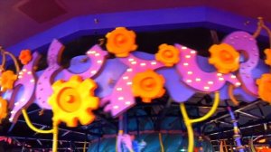 Настя, Рома и Диана веселятся на детской площадке в парке аттракционов Орландо