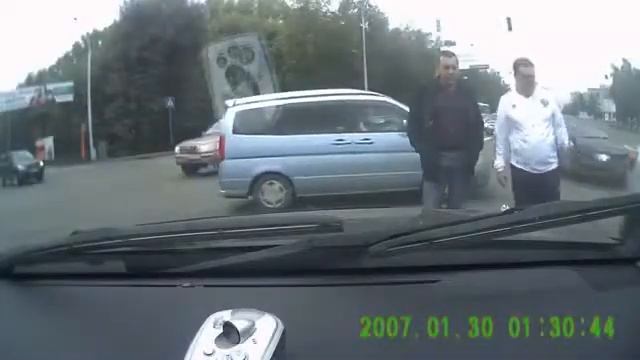 Сумасшедший русский механик не влияет на его лицо в автомобильном выхлопе смотреть онлайн