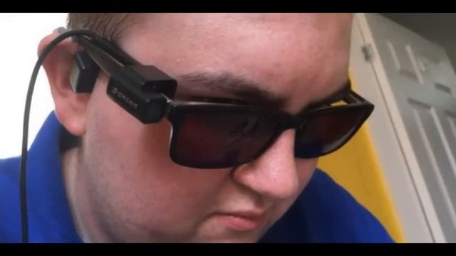 Слепой студент может видеть благодаря очкам
