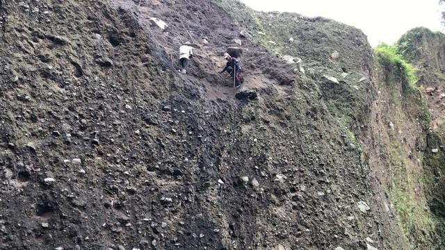 Строительство, два шахтёра хорошо работают