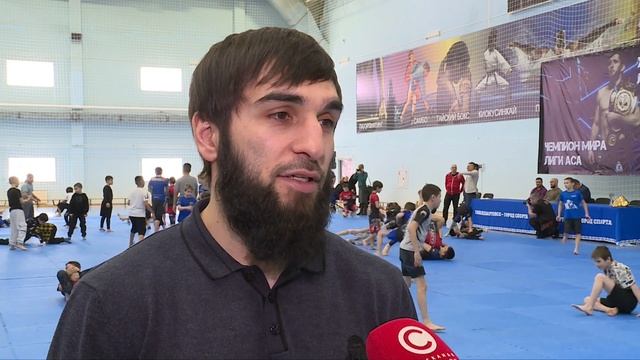 Чемпион мира Ислам Омаров провел для детей мастер-класс по ММА смотреть онлайн