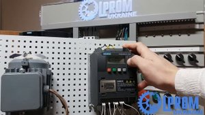 Настройка SINAMICS V20 на работу аналогового входа и постоянных частот, через макрос Cn005