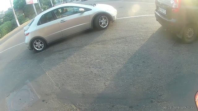 То молдован на Хонде, то Майбах с охраной смотреть онлайн