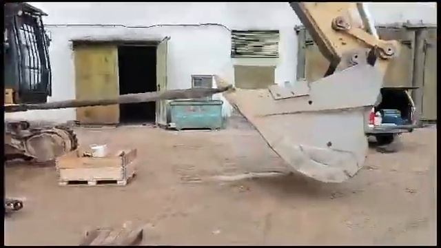 Экскаватор CAT 374F сам надевает трак гусеницы на ведущие колеса и опорные катки на карьере смотреть онлайн