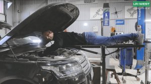 Как удобнее работать сверху над двигателем Range Rover? Подъемник механика над капотом.