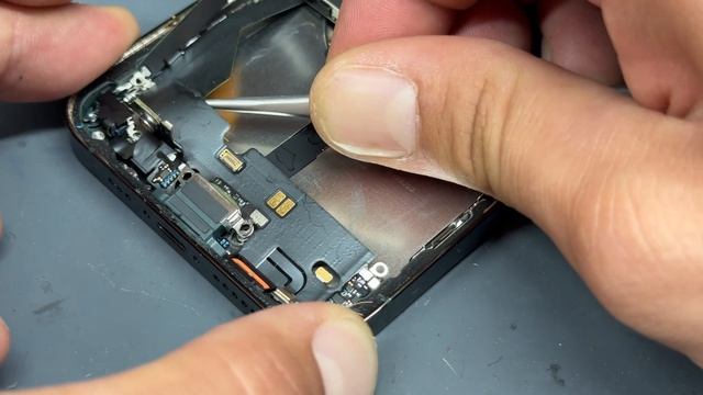 Ремонт разъема зарядки iPhone 13 Pro - Полное руководство по ремонту своими руками!