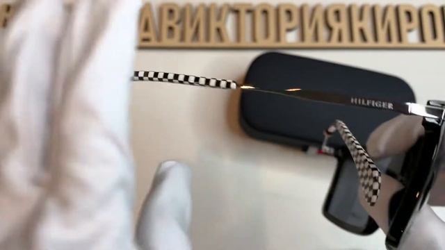 Очки солнцезащитные 807 IR Tommy Hilfiger с футляром смотреть онлайн