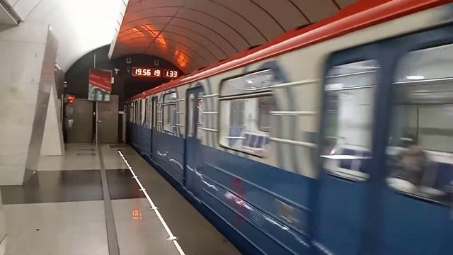 Метро поезд 81/717 "номерной бренд" отправляется со станции "Петровско-Разумовская"