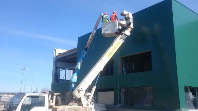 Работа японской автовышки на заводе рехау