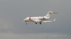 Частный бизнесджет Challenger 300 приземляется в аэропорту Франкфурта.