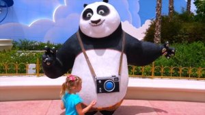 Настя ищет пропавшие игрушки в парке в Дубаи