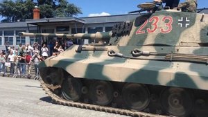 Королевский тигр в движении, рёв мотора Майбах hl230