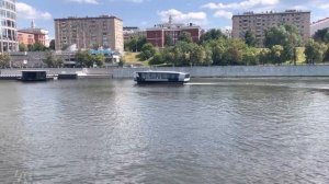 Речной трамвай Яуза прибывает на причал Сити Багратион