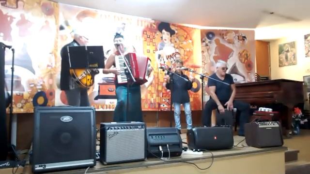 Magic Luna & Солнечные очки смотреть онлайн