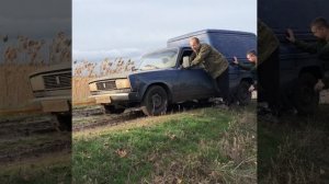 Экстремальное вождение по грязи.