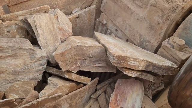 Строительство, дробление щебёнки