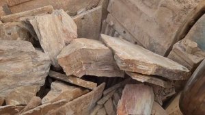 Строительство, дробление щебёнки