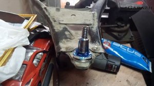 Замена пыльника шаровой  опоры на Renault Duster